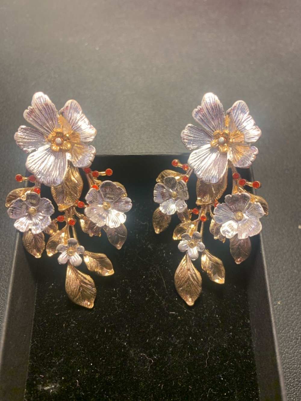 Silver And gold fashion flower earrings - Picture 3 of 3